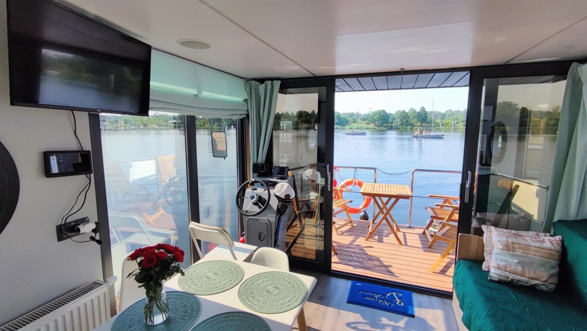 Houseboat Water Boy Apartament Plywajacy Dom Na Wodzie Lodz Uraz  Екстериор снимка