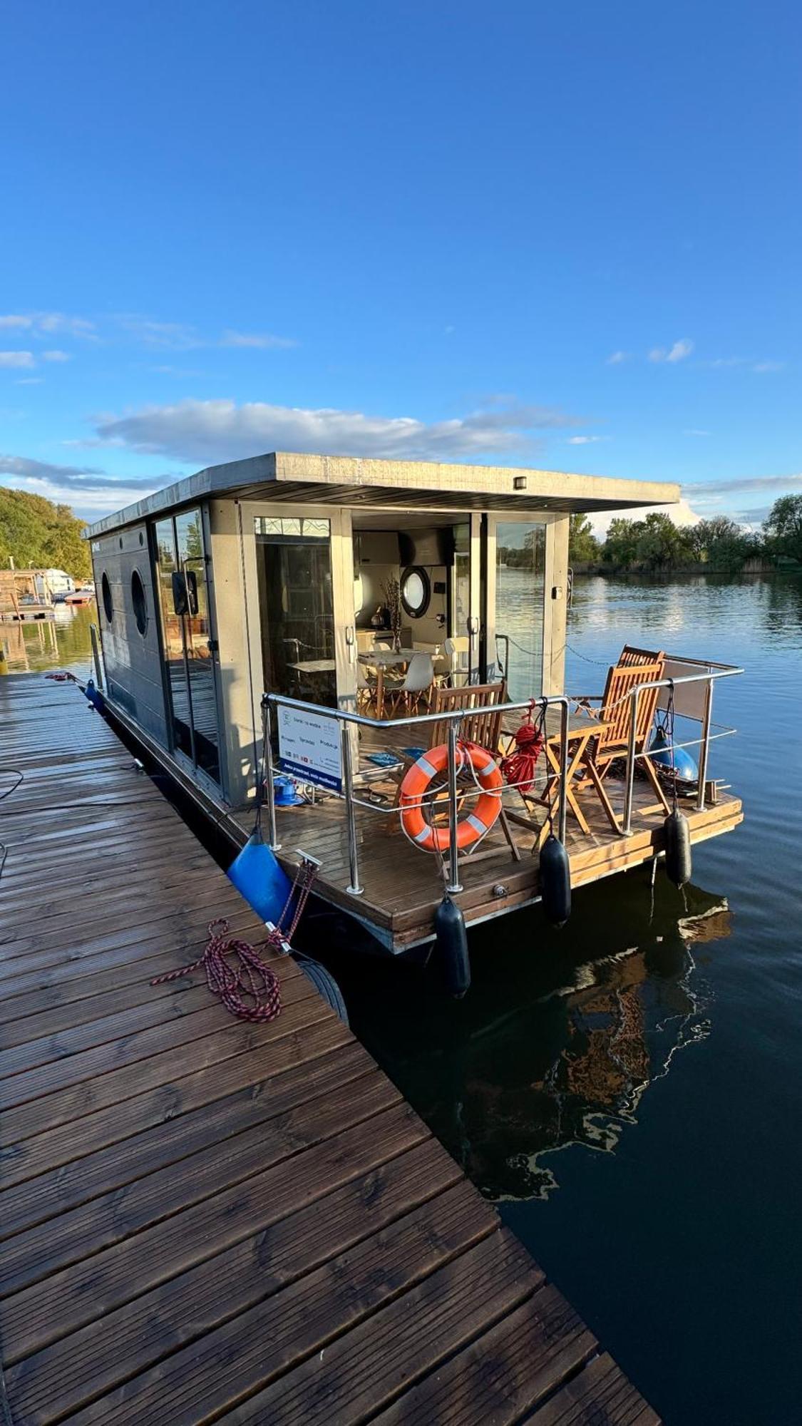Houseboat Water Boy Apartament Plywajacy Dom Na Wodzie Lodz Uraz  Екстериор снимка
