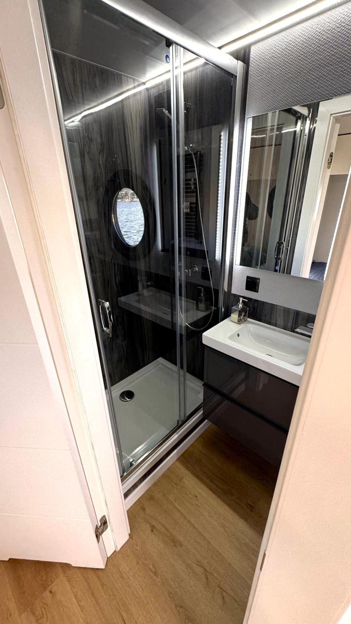 Houseboat Water Boy Apartament Plywajacy Dom Na Wodzie Lodz Uraz  Екстериор снимка