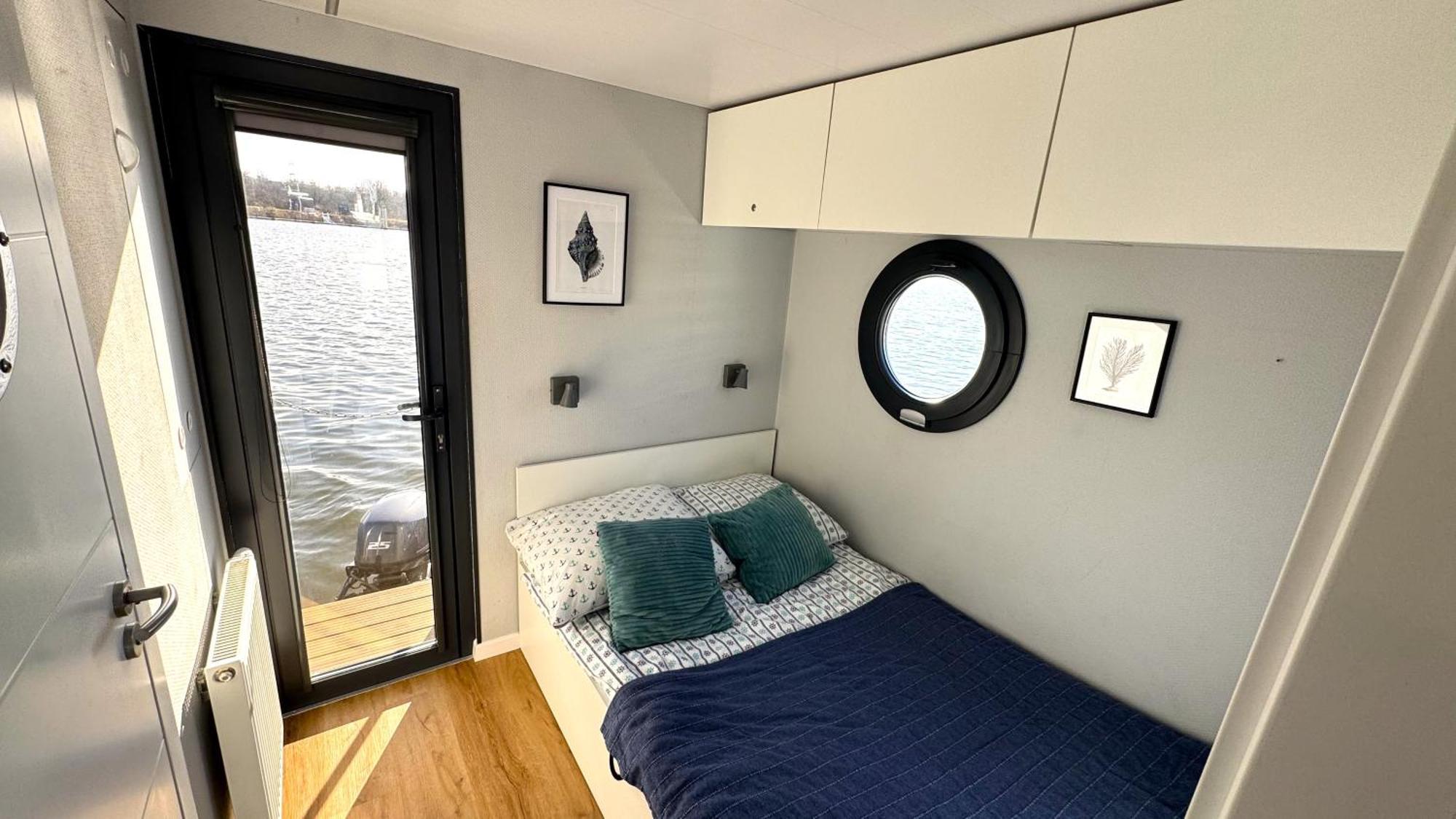 Houseboat Water Boy Apartament Plywajacy Dom Na Wodzie Lodz Uraz  Екстериор снимка